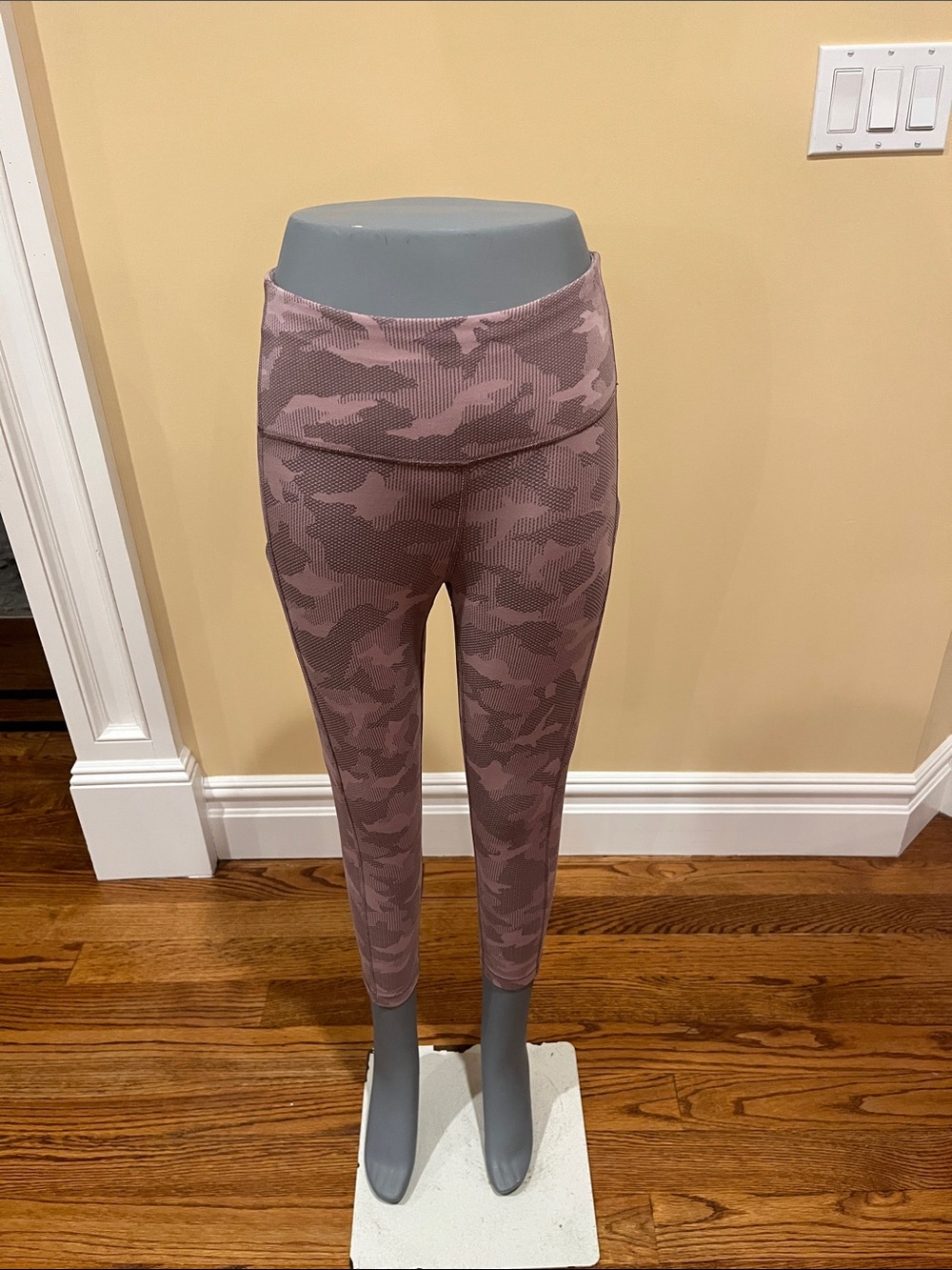 Athleta Dusty Mauve Camouflage Capri Leggings women size XSP